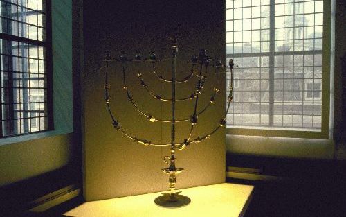 AMSTERDAM - De Portugees-IsraÃ«litische synagoge in Amsterdam is een van meest bijzondere en historisch waardevolle synagogen ter wereld. Ervoor staat het standbeeld van de Dokwerker, symbool van het verzet tegen de wegvoering van de Joden door de nazibez