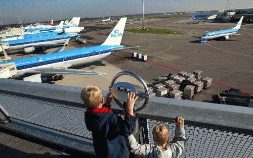 SCHIPHOL â€“ Schiphol heeft in 2003, ondanks een daling van het aantal passagiers en het aantal vluchten, een beter resultaat geboekt dan het jaar ervoor. De winst kwam uit op 137 miljoen euro, 7,8 procent hoger dan in 2002. Foto ANP