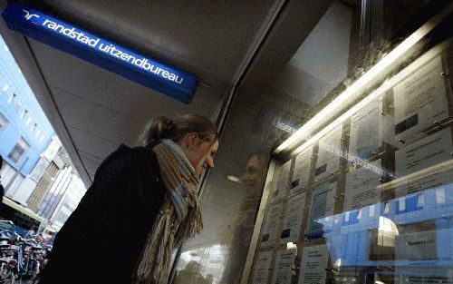 UTRECHT â€“ Kijken naar aangeboden banen in een etalage van een vestiging van Randstad Uitzendbureau in Utrecht. Het uitzendconcern zag de nettowinst vorig jaar met meer dan eenderde stijgen. Foto ANP