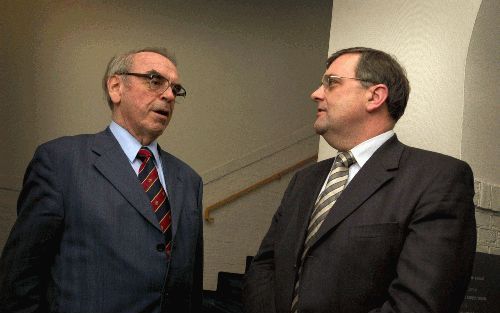 KAMPEN - Prof. dr. G. C. den Hertog (r.) in gesprek met de Duitse theoloog JÃ¼rgen Moltmann. Moltmann was donderdag te gast op een bijeenkomst van de ThUK in Kampen. Hij betoogde daar dat kerk en theologie het vijanddenken moeten afbreken met de macht van