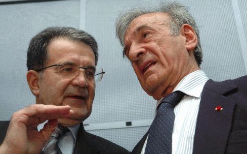 BRUSSEL - De Italiaanse EU-commissie-voorzitter Prodi (l.) in gesprek met de joodse schrijver Elie Wiesel tijdens een EU-conferentie over antisemitisme donderdag in Brussel. - Foto EPA