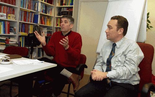 MAASSLUIS â€“ Tom Ruiter (l.) en Wim Post (r.) zijn beiden lid van het platform Church Mediation. „Het platform is opgericht om de patstelling die vaak optreedt in conflicten tussen christenen, te doorbreken.” Foto Roel Dijkstra