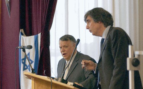 NIJKERK - De stichting Centrum voor Bijbelstudie en Onderzoek te Jeruzalem hield zaterdag haar jaarlijkse conferentiedag in Nijkerk. Sprekers waren prof. T. Blokland, George Ekeroth en de directeur van het bijbelcentrum, Shlomo Hizak (l.). „Christus brak 