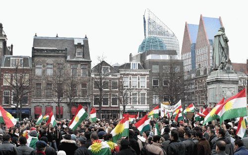 DEN HAAG - Ongeveer 500 in Nederland wonende Koerden demonstreerden zaterdag in Den Haag. Zij betoogden om internationale steun te krijgen voor een referendum in Iraaks Koerdistan over het zelfbeschikkingsrecht van Koerden. - Foto ANP