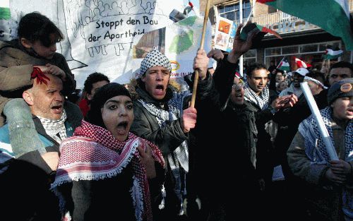 DEN HAAG â€“ Enkele honderden tegenstanders van de bouw van een hek tussen IsraÃ«l en de Palestijnse gebieden hielden maandagmiddag in Den Haag bij het Vredespaleis een betoging. - Foto RD, Anton Dommerholt