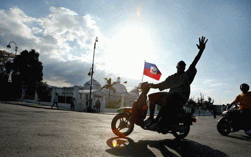 PORT-AU-PRINCE - Boze aanhangers van Jean-Bertrand Aristide verzamelen zich rond het paleis van de HaÃ¯tiaanse president, nadat donderdag het gerucht de ronde deed dat het staatshoofd zou opstappen. Rond de hoofdstad Port-au-Prince verzamelen de rebellen 