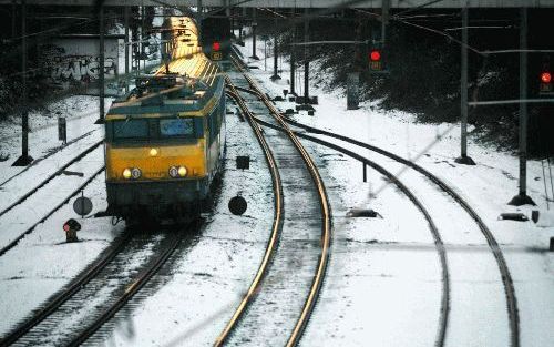 UTRECHT - De sneeuw heeft vrijdagmorgen op de wegen niet voor grote problemen gezorgd. Het treinverkeer tussen Roosendaal en Antwerpen raakte wel ontregeld door sneeuwophopingen bij de wissels. Vooral in het zuidwesten van Nederland viel vrijdagmorgen nog