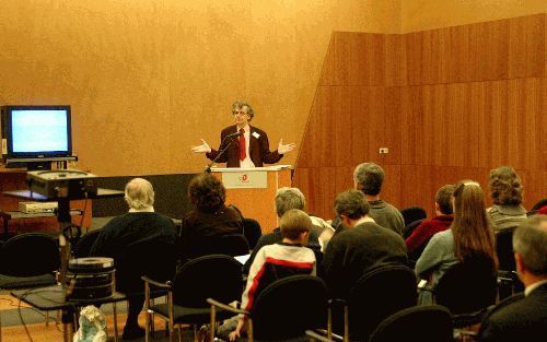 UTRECHT â€“ Het computertijdperk vraagt volgens dr. P. Blokhuis van de Christelijke Hogeschool Ede om een actualisering van de Tien Geboden. Hij zei dit vrijdag tijdens een lezing op de Wegwijsbeurs in Utrecht. Foto RD, Sjaak Verboom