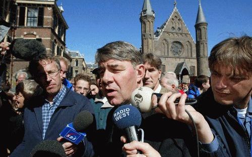 DEN HAAG â€“ SGP leider Van der Vlies wordt in het voorjaar van 2003 â€“de tijd van de formatiebesprekingenâ€“ op het Binnenhof belaagd door de pers: een duidelijk voorbeeld van passief meewerken met de audiovisuele media. „Maar tussen actief en passief i