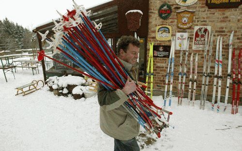 VIJLEN â€“ Een man liep vrijdag met skistokken door de sneeuw langs BoscafÃ© ’t Hijgend Hert in de Limburgse heuvels bij Vijlen. Het cafÃ© is sinds vrijdag door de hevige sneeuwval alleen nog maar te voet bereikbaar. Het ondergesneeuwde cafÃ© ligt op 260 