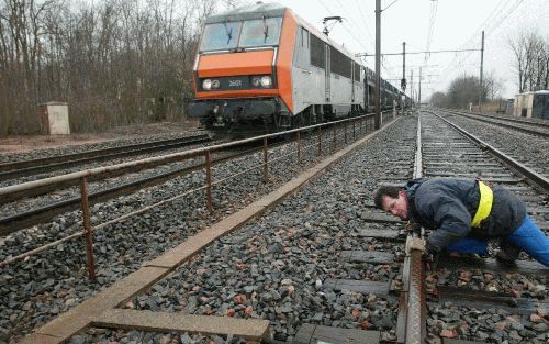 ETAMPES â€“ Een medewerker van de Franse Spoorwegen (SNCF) zoekt in de buurt van Parijs naar explosieven langs het spoor. Onbekenden hebben gedreigd een tiental bommen langs de rails te laten afgaan. Zo’n 10.000 SNCF personeelsleden controleerden donderda