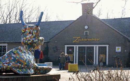 Inwoners van het dorp Zuuk werden vrijdag geÃ¯nterviewd op het schoolplein van de Zuukerschool. Het openbaar ministerie in Zutphen besloot afgelopen week enkele tientallen vrouwen uit het gehucht langs de A50 op te roepen voor een DNA onderzoek. Dit in ve