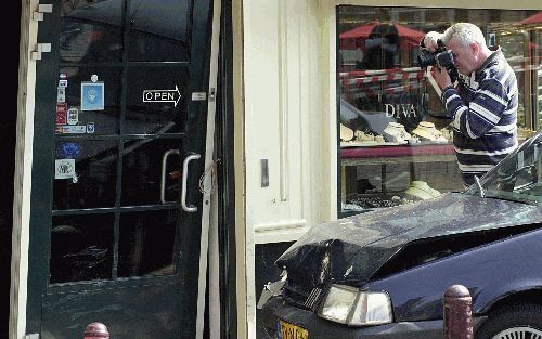 AMSTERDAM â€“ Een politiefotograaf maakt foto's van de ontzette voordeur van een juwelier op het Rokin in Amsterdam. Met de auto werd geprobeerd de gevel te rammen.