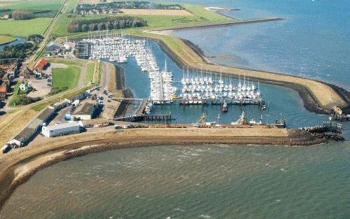 COLIJNSPLAAT â€“ De haven van Colijnsplaat. Volgens burgemeester Van Liere van Noord Beveland kan Colijnsplaat niet zonder visafslag. „Het dorp zou er een stuk minder leefbaar door worden”, zegt hij. Foto: Wim van Vossen