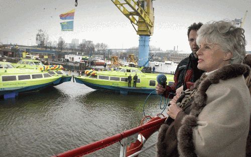 VELSEN â€“ Minister Peijs van Verkeer en Waterstaat verrichtte woensdag in Velsen de naamgeving van drie draagvleugelboten van vervoersmaatschappij Connexxion. Een van de boten op de achtergrond heet Karla, genoemd naar de minister. Foto ANP