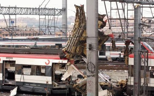 MADRID - Een treinstel is totaal verwoest na de bomaanslag donderdagmorgen in Madrid. Foto EPA