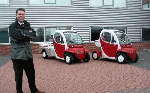 ALKMAAR - Stil en schoon. Mobilectric uit Alkmaar zet een elektrisch stadsautootje op de weg. Het kranige karretje met bromfietsplaatje legt op zes volle batterijen een afstand van 56 kilometer af. De topsnelheid ligt op 40 tot 41 kilometer per uur. - Fot