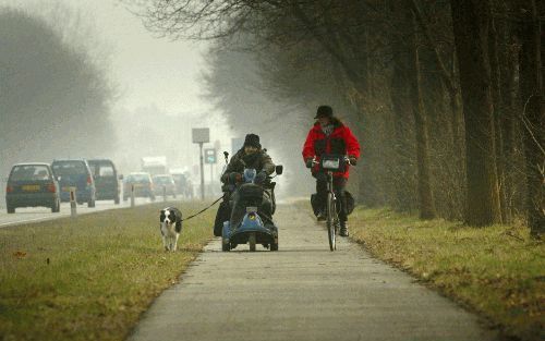 TILBURG - De chronisch zieke Jan Willem Baelemans is gisteren op zijn scootmobiel aan een protesttocht naar Den Haag begonnen. Samen met vriendin Anita op de fiets en hond Kees rijden zij in vijf dagen van Tilburg naar de regeringsstad. Baelemans proteste