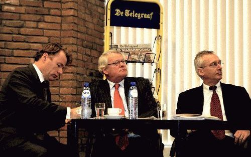 AMSTERDAM: (VLNR) Directeur W. Kok, hoodredacteur/ directeur J. Olde Kalter en directeur A. Swartjes vrijdag tijdens de persconferentie van de Holdingmaatschappij De Telegraaf in Amsterdam. Het uitgeversconcern heeft vorig jaar een verlies geleden van 25,