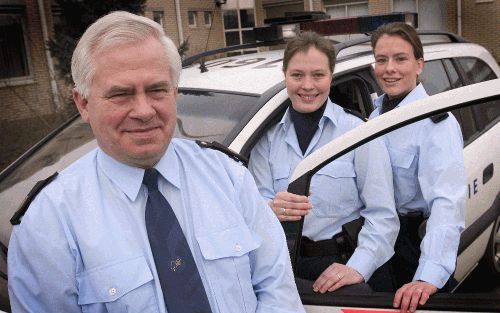 Politieman W. Mauritz (58) uit Rijssen gaat over twee weken met de VUT. Bijna veertig jaar is hij agent geweest, waarvan de laatste jaren in het politiekorps regio Twente. Zijn twee dochters Christina en Marieke (r.) zijn inmiddels in de voetsporen van hu