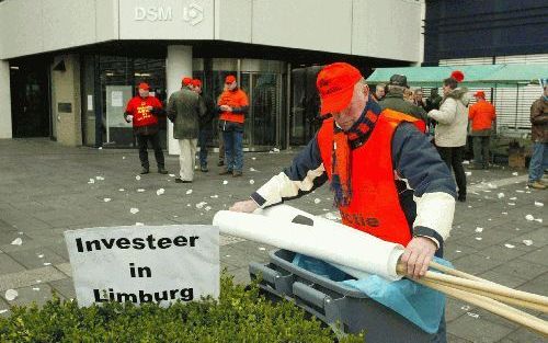 HEERLEN â€“ Ruim 2000 werknemers van DSM betoogden gisteren bij het hoofdkantoor in Heerlen tegen het „afbraakbeleid” van het chemiebedrijf. De demonstranten eisen van bestuursvoorzitter Elverding extra investeringen om het verder afkalven van werkgelegen