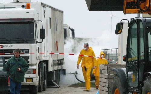 EEMSMOND â€“ In de stal van een pluimveebedrijf in Eemsmond (Groningen) werd zaterdag gas gepompt. Het bedrijf werd geruimd omdat er zeer waarschijnlijk een lichte variant van vogelpest is aangetroffen. Bij een periodieke controle werden antistoffen bij h