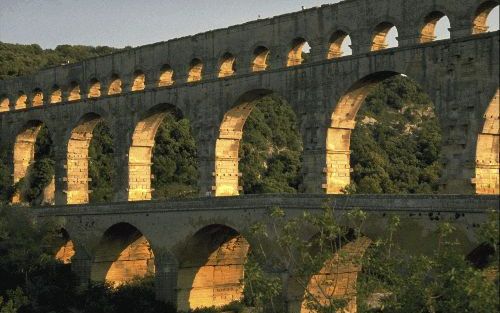 Elisabeth Musser laat het hoogtepunt van ”Beladen verleden” zich boven op de Pont du Gard afspelen. Foto Maison de la France