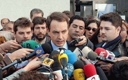 MADRID â€“ JosÃ© Luis Rodriguez Zapatero, de sociaal democratische kandidaat voor het Spaanse premierschap, sprak met journalisten nadat hij zondag in een voorstad van Madrid zijn stem had uitbracht. Zijn partij versloeg in deze verkiezingen â€“die oversc