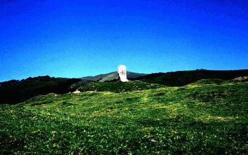 Op een bergpas in de PyreneeÃ«n, bij Roncevaux, vallen de Saracenen in de zomer van 778 de achterhoede van het leger van Karel de Grote aan. Het ”Roelandslied” beschrijft deze veldslag. Foto A. Stones