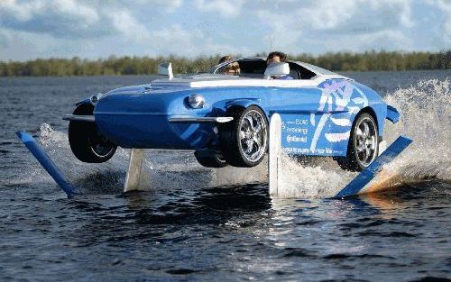 De Splash maakt zich net zo gemakkelijk uit de voeten op de weg als op het water. De prestaties van het amfibievoertuig met draagvleugeltechniek liegen er niet om. Foto’s Rinspeed