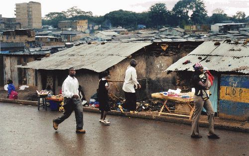 NAIROBI - Straatbeeld in Nairobi. Christelijke kerkleiders in Kenia zijn een campagne begonnen tegen de erkenning van moslimrechtbanken in de nieuwe grondwet. Ze vrezen dat de islam met een eigen rechtbank bevoordeeld wordt ten opzichte van andere godsdie