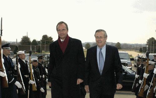 WASHINGTON - Minister van Defensie Henk Kamp (l) woensdagavond op bezoek bij zijn Amerikaanse collega Donald Rumsfeld. Kamp wil een nieuwe Veiligheidsraadsresolutie en een beter mandaat voor de internationale troepenmacht in Irak, als de Irakezen eind jun