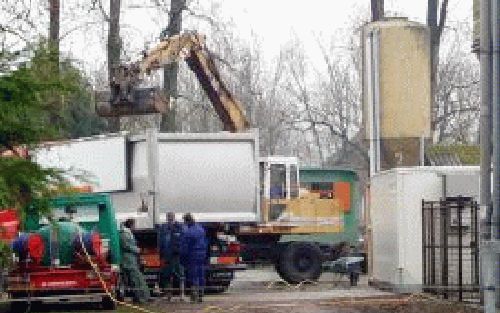 STEENBERGEN - Gedode dieren werden gisteren bij een pluimveebedrijf in Steenbergen door een graafmachine in een vrachtwagen gegooid. Het ministerie van Landbouw had tot de ruiming besloten nadat bij de dieren antistoffen tegen een milde variant van de vog