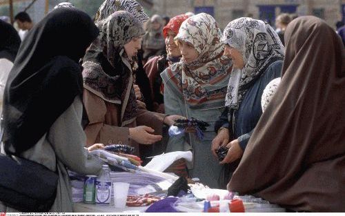 BERLIJN â€“ Turkse vrouwen doen hun inkopen op een markt in de Berlijnse wijk Kreuzberg. Foto Hollandse Hoogte