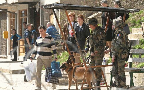 MITROVICA â€“ Twee Servische gezinnen verlaten hun woning in een appartement in de Kosovaarse stad Mitrovica dat voornamelijk door etnische Albanezen wordt bewoond.Foto EPA