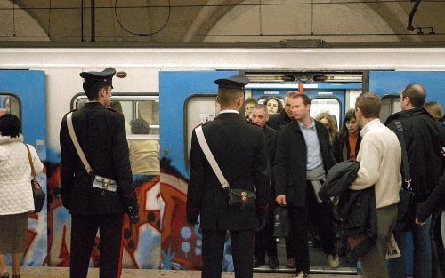 ROME â€“ Italiaanse agenten houden treinreizigers in de gaten op een station in Rome. ItaliÃ« vreest na Spanje het doelwit te zullen zijn van moslimterroristen. Foto EPA