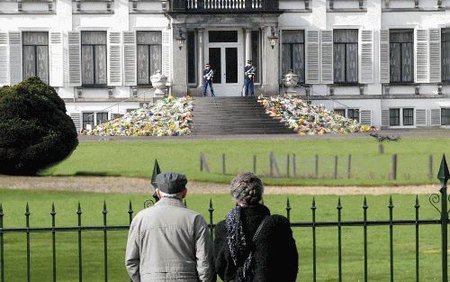 SOESTDIJK - Vele honderden mensen zijn sinds het overlijden van prinses Juliana bij Paleis Soestdijk haar de laatste eer komen betuigen. Honderden bossen bloemen die bij de hekken lagen zijn zondag vanaf een uur of twaalf door scouts naar het bordes gebra