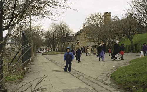 BRADFORD - In de immigrantenwijk in Bradford gaat de school uit. Foto RD