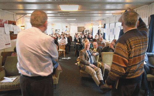 HILVERSUM â€“ JenÃ¶ SebÃ¶k van Open Doors (r.) en Bert Dorenbos van Schreeuw om Leven spreken tijdens de proclamatiedag over de oprukkende islam. „Als de islam geen oordeel isâ€¦” Foto Erik Kottier