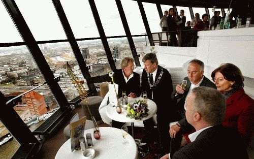 ROTTERDAM â€“ Burgemeester Opstelten van Rotterdam heeft maandag de ingrijpend gerenoveerde Euromast heropend. Onder leiding van Jan des Bouvrie werd het interieur veranderd. Foto: Des Bouvrie geeft uitleg aan de burgemeester. Zijn vrouw en de eigenaren v