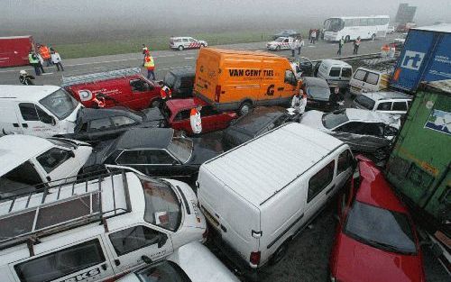 NIJMEGEN â€“ Een kettingbotsing in de mist richtte dinsdagmorgen een enorme ravage aan op de A15 net onder Nijmegen. EÃ©n persoon kwam om het leven, diverse inzittenden van auto’s raakten gewond. Foto ANP