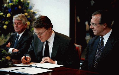 DEN HAAG â€“ Prins Constantijn heeft dinsdagmiddag in het voormalig Stadhuis aan de Groenmarkt in Den Haag aangifte gedaan van de geboorte van zijn zoon Claus Casimir. Als getuigen waren aanwezig minister van staat W. Kok (l.) en de vader van prinses Laur