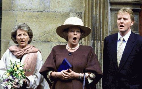 „Het Wilhelmus is een lied voor het hele volk, voor de staat, voor het bordes van het stadhuis, voor de kazerneâ€¦” Foto: uit volle borst zingen v.l.n.r. prinses Margriet, koningin Beatrix en prins Willem Alexander het Wilhelmus mee bij het Leidse stadhui