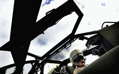 GILZE - De schutter van een Apache-gevechtshelikopter richt zijn vizier op een fotograaf. Op de vliegbasis Gilze-Rijen gaf defensie woensdag een toelichting op de uitzending van zes AH-64D Apache-helikopters naar Afghanistan. De toestellen gaan daar de IS