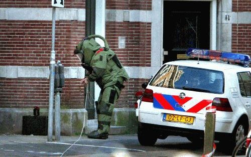 Een medewerker van het Explosieven Opruimingscommando (EOC) stond zaterdag bij een verdacht koffertje in de Haarlemse Smedestraat. Na een bommelding was een deel van de Haarelmse binnenstad afgezet. Onderzoek van het EOC wees uit dat het koffertje geen bo