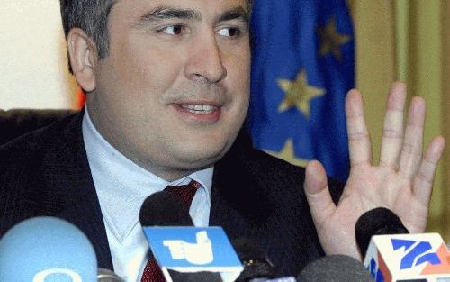 De Georgische president Mikhail Saakashvili tijdens een persconferentie. De Nationale Beweging van de Georgische president Saakasjvili heeft een klinkende overwinning behaald bij de parlementsverkiezingen zondag. Foto EPA