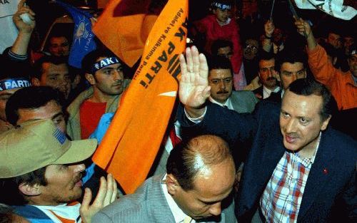 De Turkse premier Recep Tayyip Erdogan (R) groet de aanhangers van zijn Partij voor Gerechtigheid en Ontwikkeling. Foto EPA