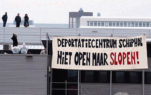 SCHIPHOL - Actievoerders hebben zich verschanst op het dak van het nieuwe uitzetcentrum op Schiphol. Ongeveer veertig actievoerders hebben maandagochtend het uitzetcentrum bezet. De actie is gericht tegen het Nederlandse asielbeleid. Het gebouw staat vlak