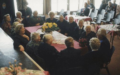 Prinses Juliana (r.) ontmoette de Uddelse meisjes na zestig jaar weer, toen ze het dorp in 1992 bezocht. - Foto ANP