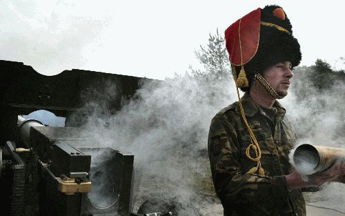 HET HARDE - De saluutbatterij van de 11e afdeling van de Rijdende Artillerie oefent maandag bij de Tonnet Kazerne in het Harde. De saluutbatterij zal dinsdag tijdens de begrafenis van prinses Juliana 18 schoten lossen. ANP FOTO